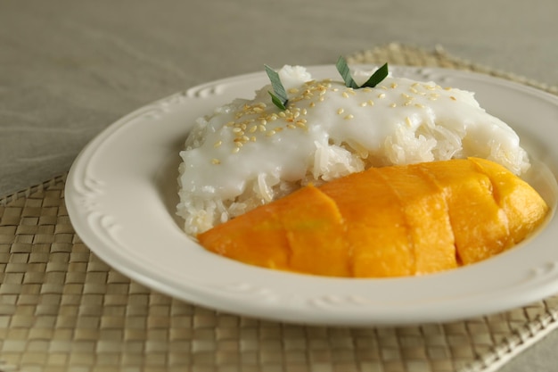 mango z lepkim ryżem to typowy tajski deser z kleistego ryżu i sosu z mleka kokosowego.