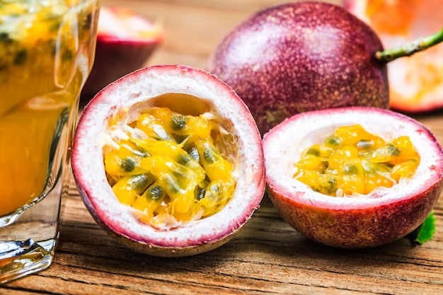 Zdjęcie mango z owocami passion o świeżych owocach