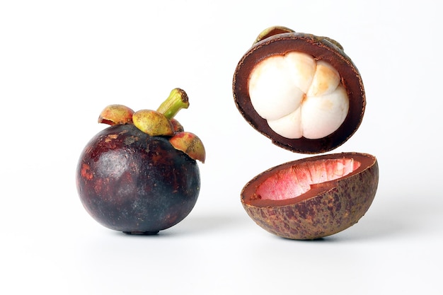 Mangostan purpurowy słodki siewca heaty owoc na białym tle