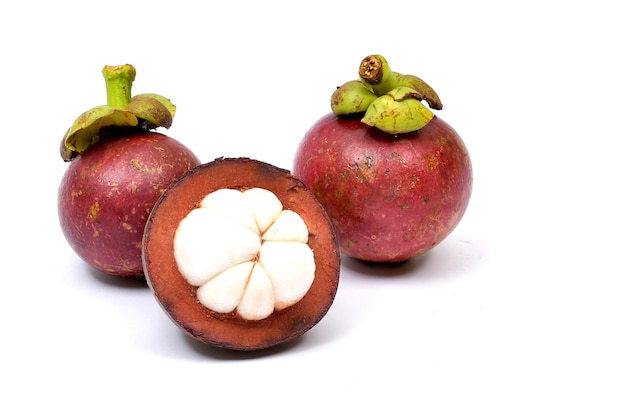 Mangosteen izolowany na białym tle