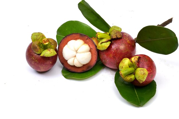 Mangosteen izolowany na białym tle