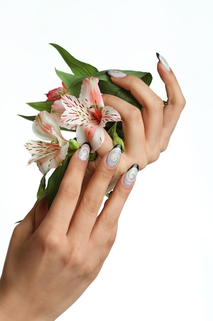 manicure paznokcie z kwiatkiem