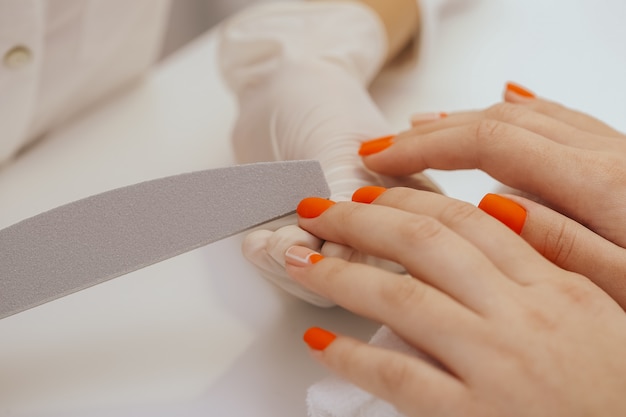 Manicure'u Pracownik Gładzi Klientów Gwoździe Z Gwóźdź Kartoteką