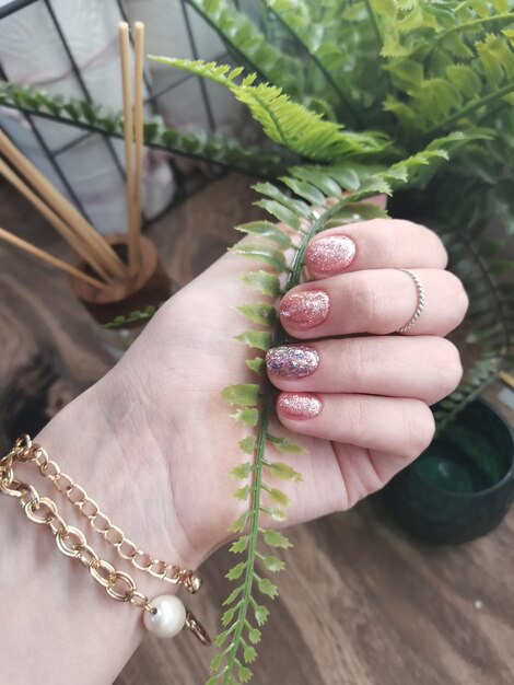 Zdjęcie manicure z lakierem do paznokci w gelu z powłoką w nowoczesnym stylu manicure z kokosem manicure letni manicure paznokci