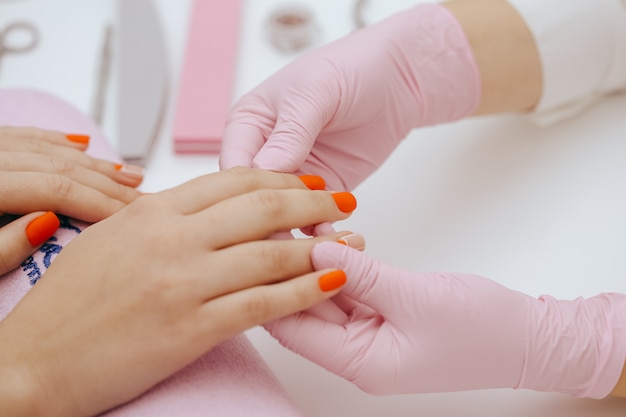 Manikiurzysta robi manicure