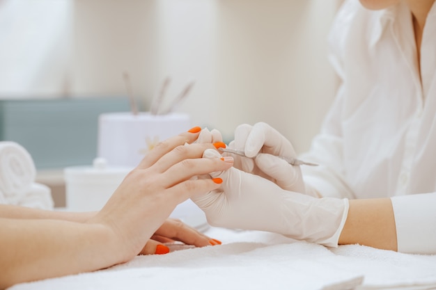 Manikiurzysta robi manicure