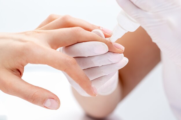 Manikiurzysta Używa Narzędzia Do Manicure