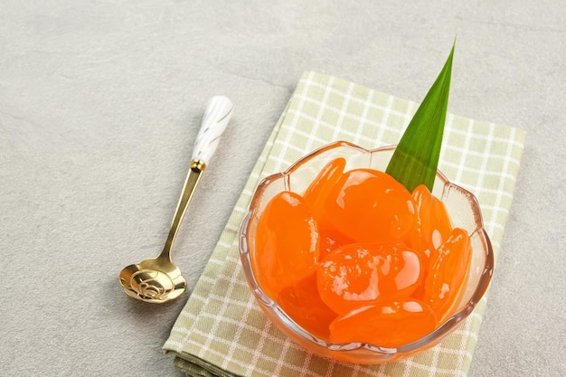 Manisan Kolang-Kaling, czyli konserwowane owoce palmy cukrowej o pomarańczowym kolorze, indonezyjski deser