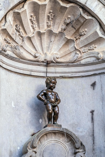 Manneken Pis Mały człowiek Pee lub le Petit Julien bardzo znany punkt orientacyjny rzeźby z brązu w Brukseli