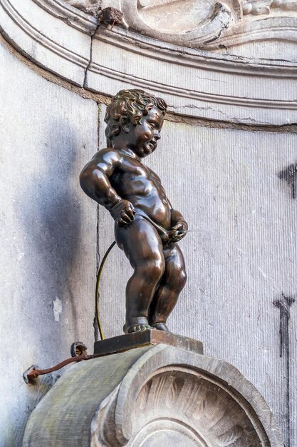 Manneken Pis Mały człowiek Pee lub le Petit Julien bardzo znany punkt orientacyjny rzeźby z brązu w Brukseli