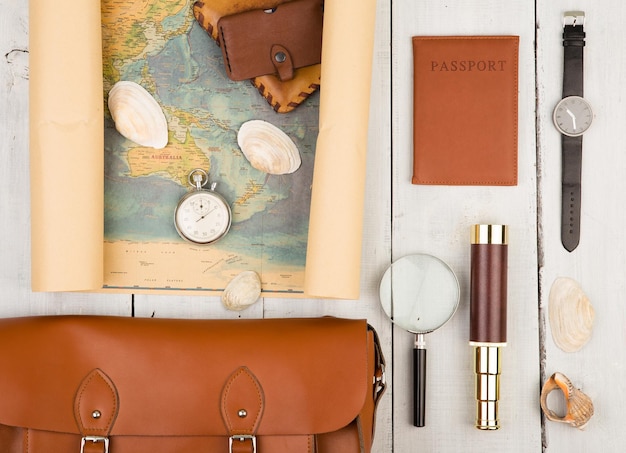 Mapa geograficzna torba paszportowa ze szkła powiększającego torebka luneta i stoper na białym drewnianym stole