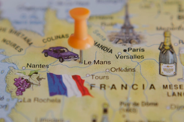 Mapa turystyczna miasta Le Mans we Francji w koncepcji podróży z wskazówką docelową