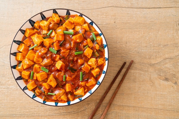 Mapo Tofu - Tradycyjne syczuańskie danie z jedwabistego tofu i mielonej wołowiny, wypełnione aromatem mala z oleju chili i syczuańskich ziaren pieprzu - w stylu azjatyckim
