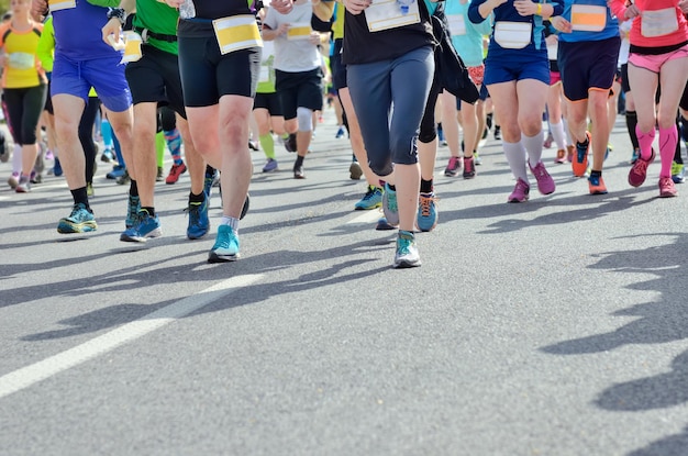 Marathon Running Race Wielu Biegaczy Stopy Na Szosie Wyścigi Sportowe Konkurencja Fitness I Zdrowe życie