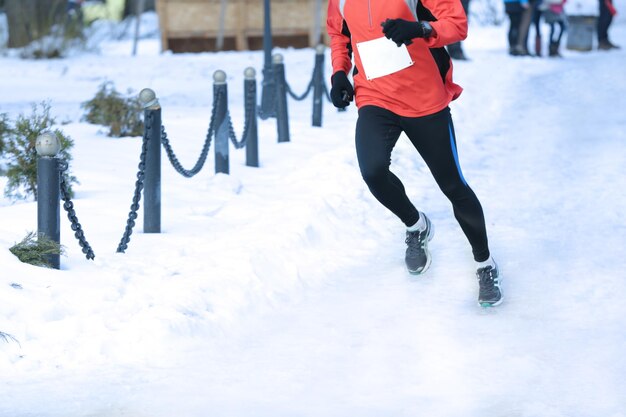 Maraton na zimowej ulicy