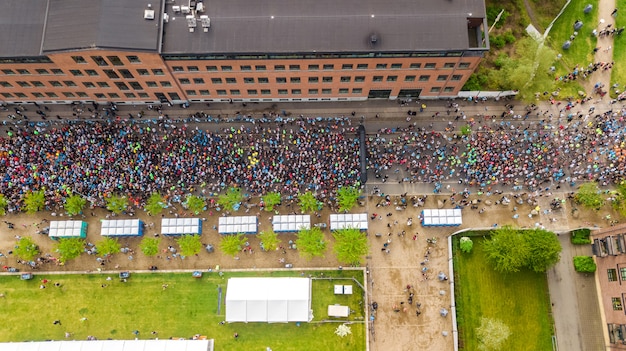 Maraton W Biegu, Widok Z Lotu Ptaka Na Start I Metę Z Wieloma Biegaczami Z Góry, Wyścigi Szosowe, Zawody Sportowe, Maraton W Kopenhadze, Dania