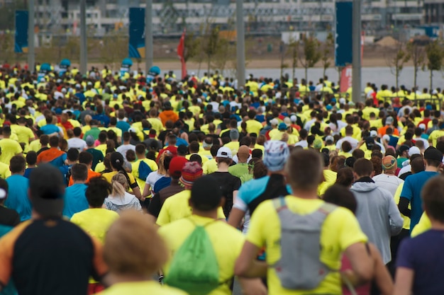 Maraton - Zawody Biegowe, Dużo Biegaczy W Sportowej Odzieży