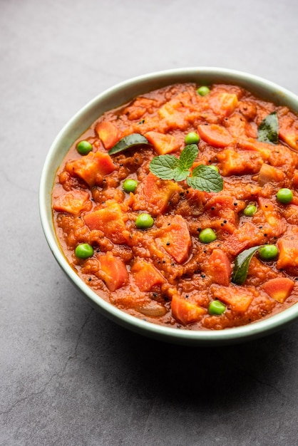 Marchew Curry lub Garar Sos sabzi z przecieru pomidorowego i przypraw, podawane w misce