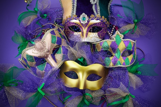 Mardi Gras, Maska Wenecka Lub Karnawałowa Na Fioletowym Tle. Widok Z Góry
