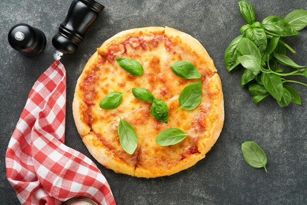 Margarita pizza Tradycyjna neapolita margarita pizza i składniki do gotowania pomidory bazylia na starej betonowej teksturze stół tła włoskie Tradycyjne jedzenie widok z góry Mock up