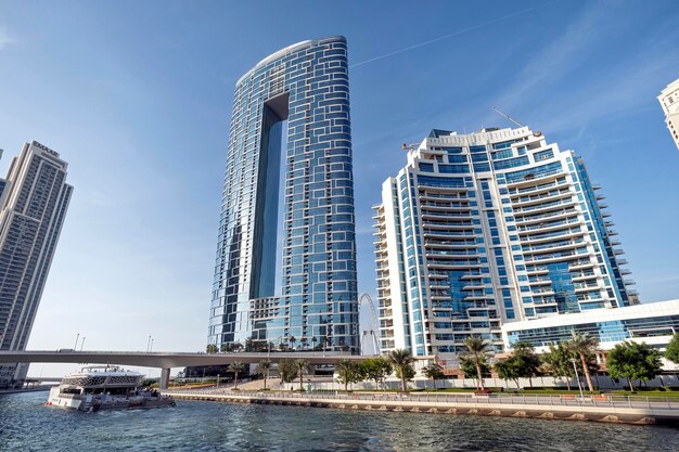 Marina Dubai wieżowce port z luksusowymi jachtami i promenadą Marina Dubai Zjednoczone Emiraty Arabskie