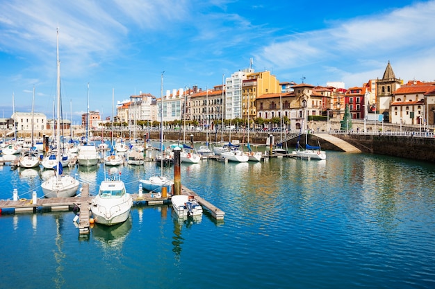 Marina Gijon Z Jachtami. Gijon To Największe Miasto Asturii W Hiszpanii.