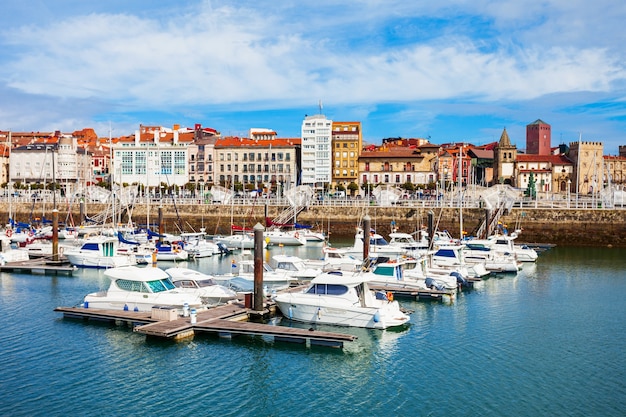 Marina Gijon z jachtami. Gijon to największe miasto Asturii w Hiszpanii.