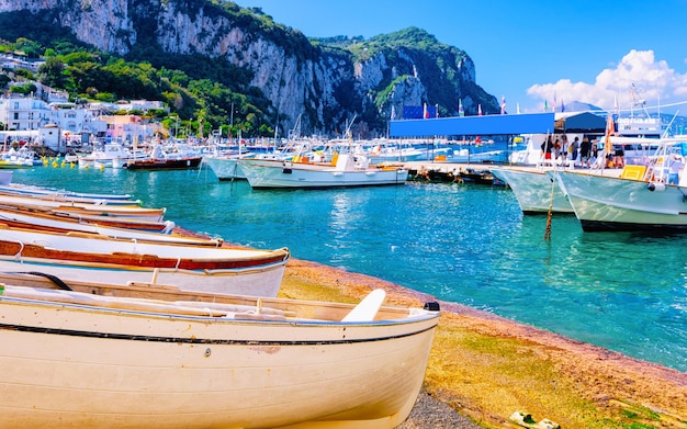 Marina Grande z łodziami i jachtami na wyspie Capri w Neapolu we Włoszech. Krajobraz z morzem na włoskim wybrzeżu. Anacapri w Europie latem. Sceneria Amalfi. Uliczna kawiarnia i restauracje z tarasami