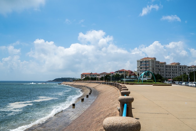 Marina Kwadratowa i nowożytna miasto linia horyzontu w Qingdao, Chiny