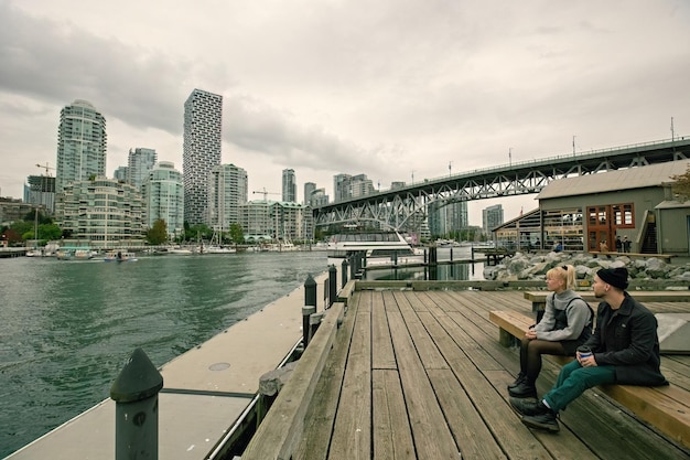 Marina na wyspie Granville i budynki mieszkalne w centrum Vancouver w Kanadzie