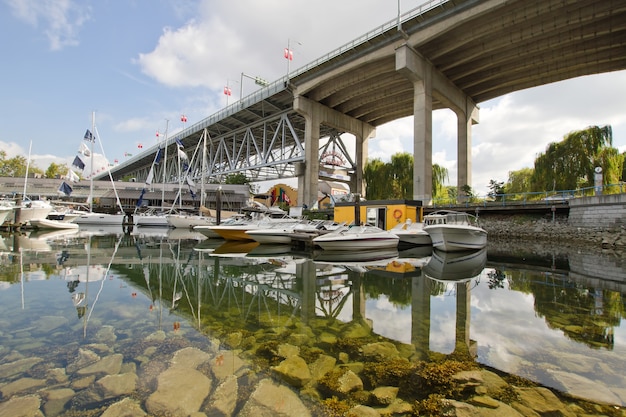 Marina pod Granville Street Bridge Vancouver BC