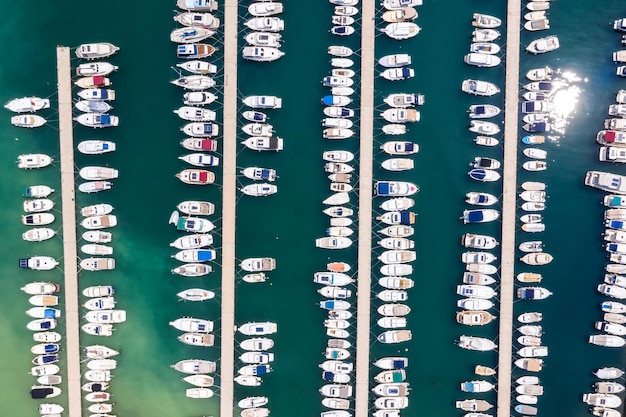Marina w Dubrowniku z łodziami na Morzu Śródziemnym wakacje w Dalmacji widok lotniczy z góry podróżując po Chorwacji