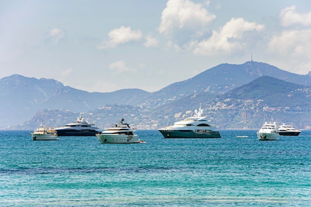 Marina w zatoce morskiej z jachtami i łodziami w Cannes