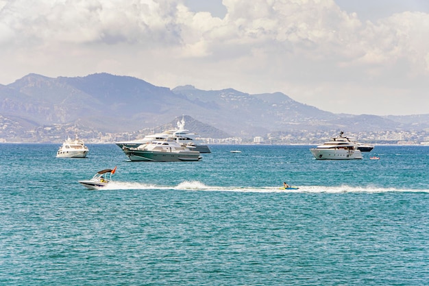Marina w zatoce morskiej z jachtami i łodziami w Cannes