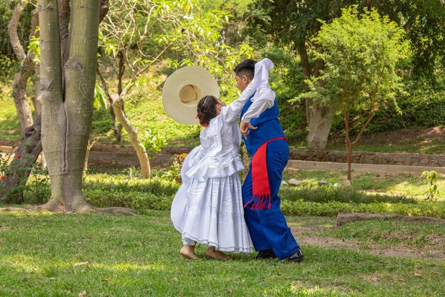 Marinera Peru Tradycyjny peruwiański taniec młodzi dzieci tańczący kulturalne ruchy tradycyjne.