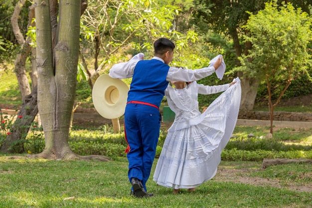 Marinera Peru Tradycyjny peruwiański taniec młodzi dzieci tańczący kulturalne ruchy tradycyjne.