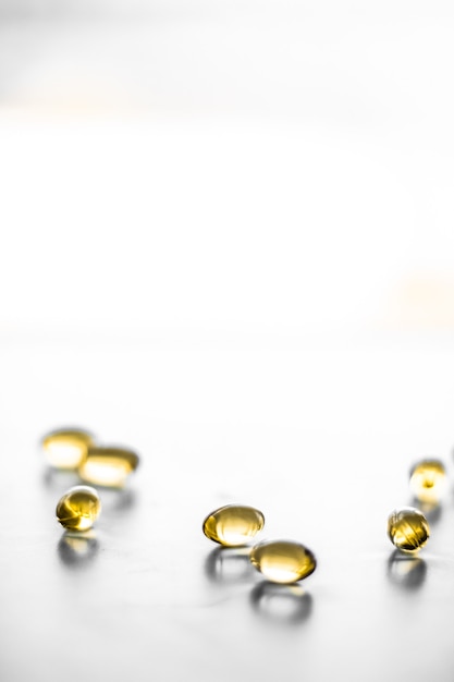 Marka farmaceutyczna i koncepcja naukowa witaminy D i złote tabletki omega dla zdrowej diety odżyw...