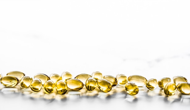 Marka farmaceutyczna i koncepcja naukowa witaminy D i złote tabletki omega dla zdrowej diety odżyw...