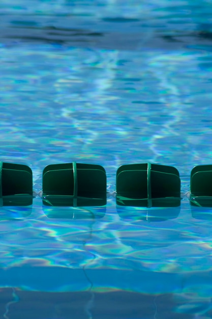Zdjęcie marker pasów pływający na basenie