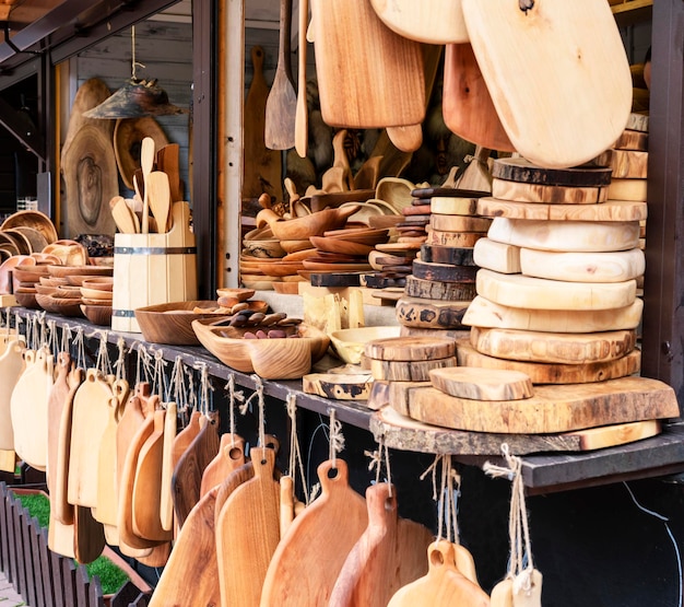 Market z drewnianymi deskami do krojenia z różnych gatunków drewna buk dąb sosna jesion lipa domowej roboty