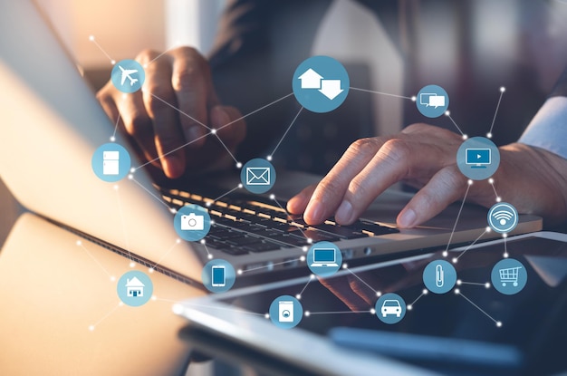 Marketing cyfrowy IoT E-commerce zakupy online Koncepcja biznesowa i technologiczna Przedsiębiorca pracujący na laptopie z Internetem rzeczy znaki koncepcyjne