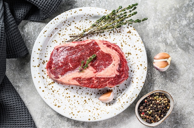 Marmurkowaty stek z polędwicy wołowej. Surowe żebro, ribeye. widok z góry