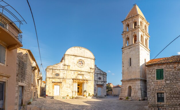 Marmurowa architektura kamienna w centrum miasta z kościołem św. Szczepana w Stari Grad, Chorwacja, wyspa Hvar