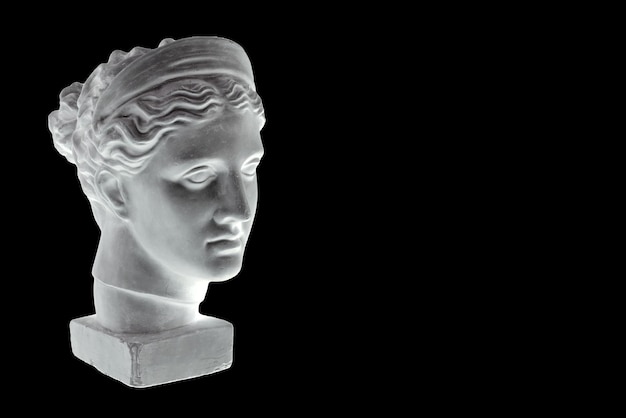 Marmurowa głowa młodej kobiety popiersie starożytnej greckiej bogini na białym tle na czarnym tle