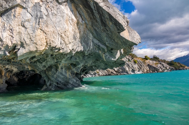 Marmurowe jaskinie (Capillas del Marmol), jezioro General Carrera, krajobraz Lago Buenos Aires, Patagonia, Chile