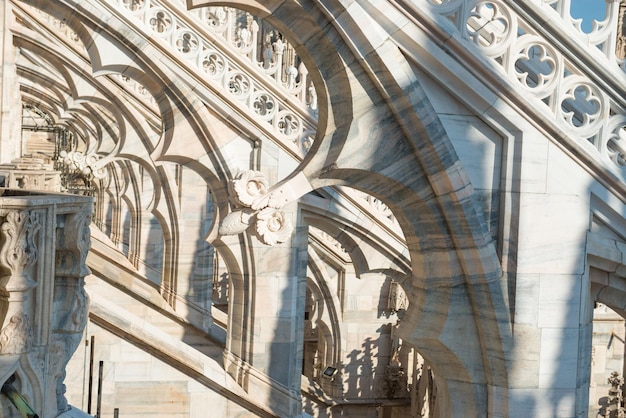 Marmurowe posągi - architektura na dachu gotyckiej katedry Duomo w Mediolanie, Włochy