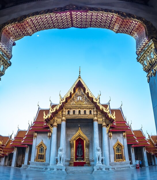 Marmurowy budynek kościoła świątyni Wat Benjamabophit Bangkok Tajlandia pod wieczornym niebem