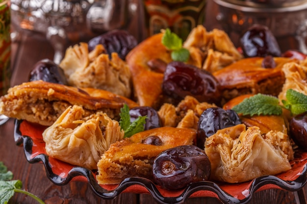 Marokańska herbata miętowa w tradycyjnych kieliszkach ze słodyczami