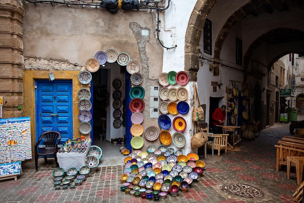 Marokańskie talerze na ścianie ulicy w Essaouira Maroko