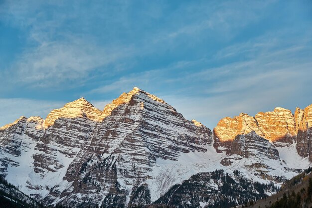 Maroon Bells góry w śniegu o wschodzie słońca